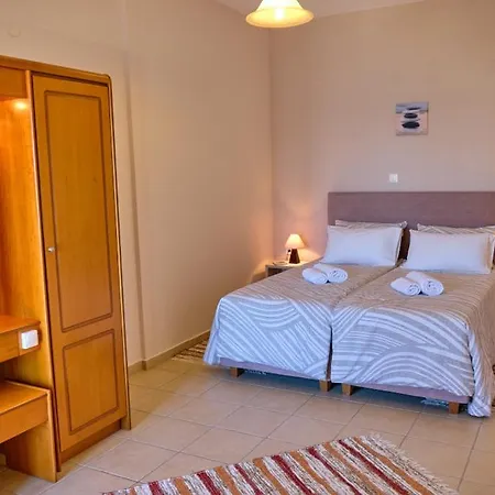 Guest house Houmis Apts & Agios Georgios Pagon