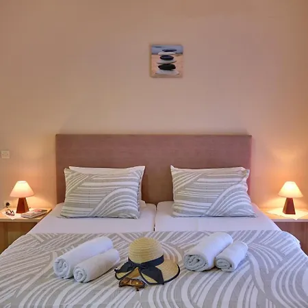 Guest house Houmis Apts &