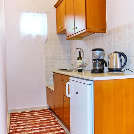 Houmis Apts & Guest house *