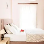 Houmis Apts & 3*