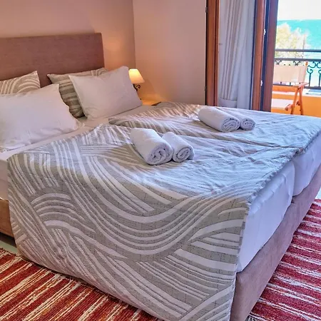 Houmis Apts & Pensionat 3*