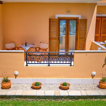 Houmis Apts & 3*