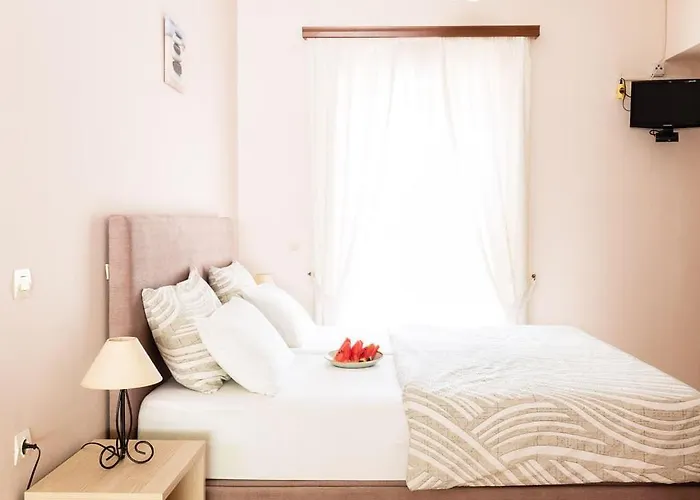Houmis Apts & 3*