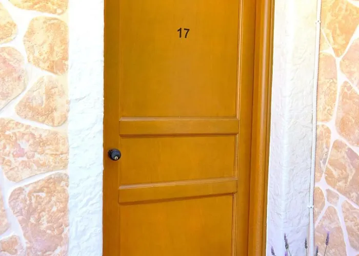 Гостевой дом Houmis Apts & 3*